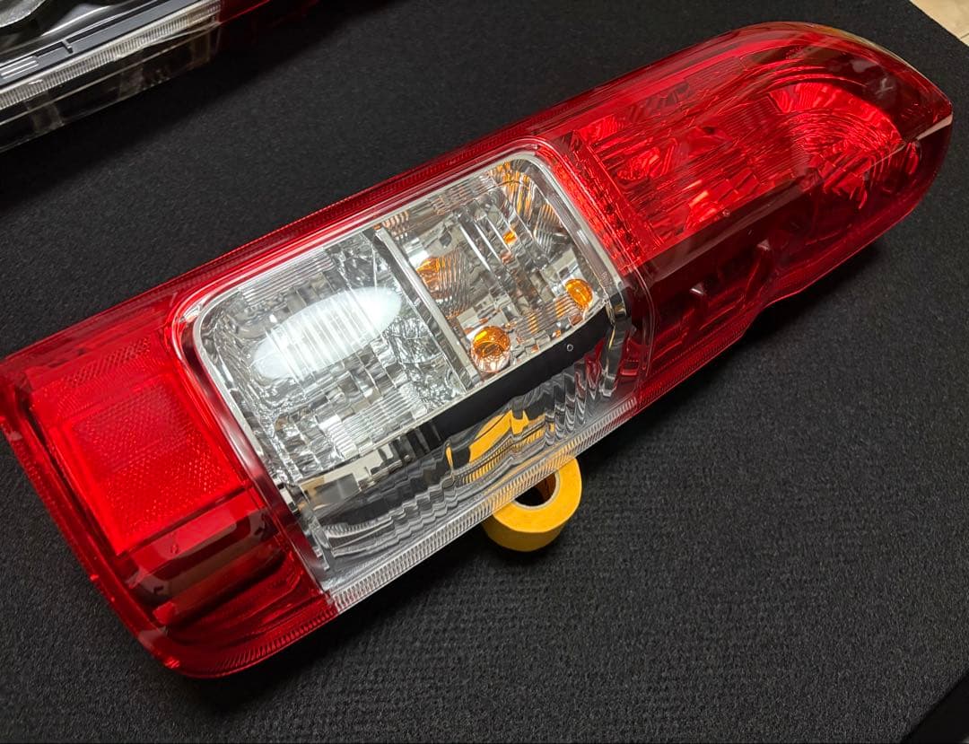 美品　200系　ハイエース　純正テール　右側