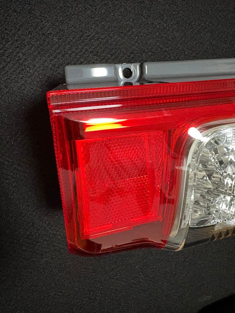 美品　200系　ハイエース　純正テール　右側