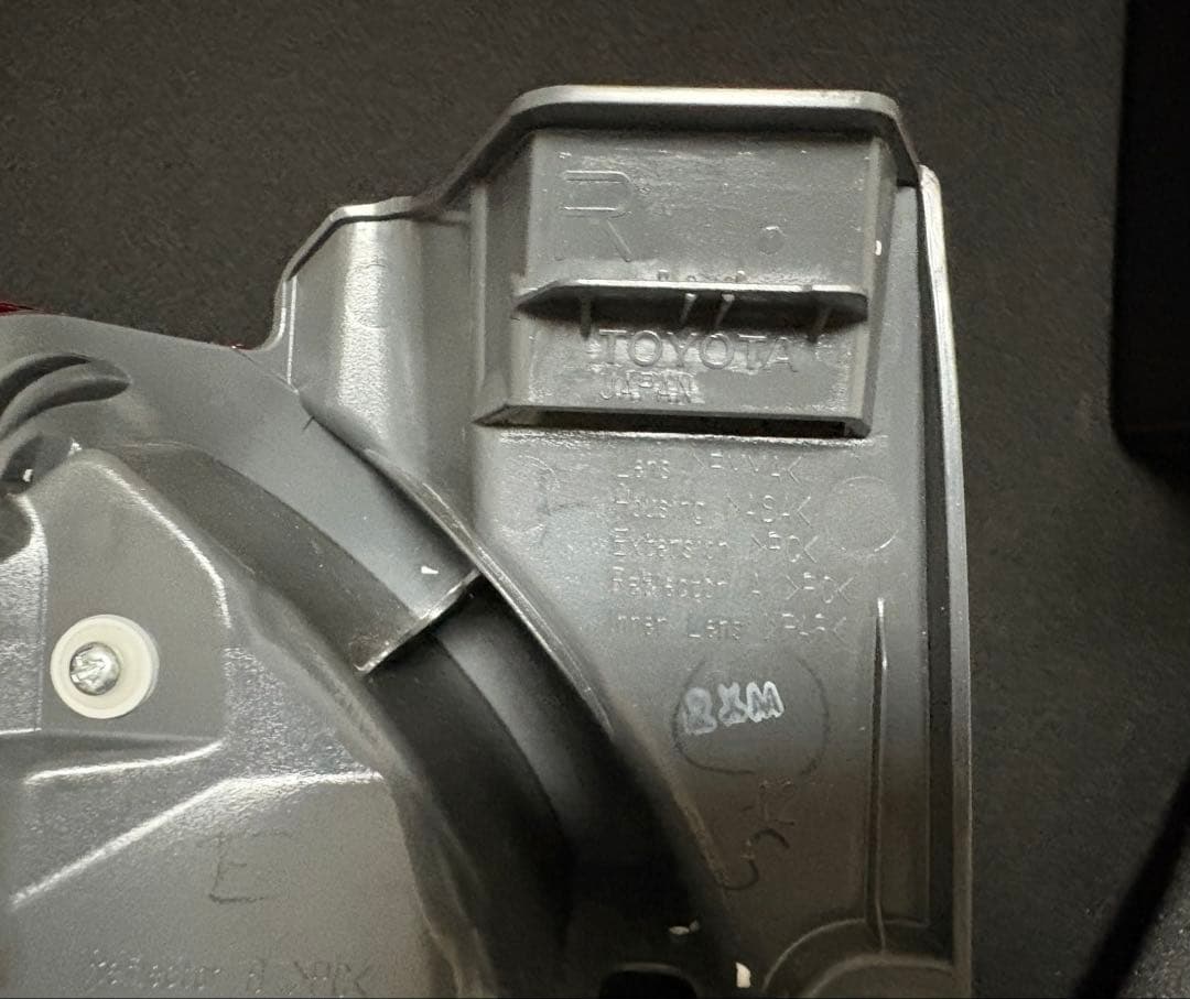 美品　200系　ハイエース　純正テール　右側