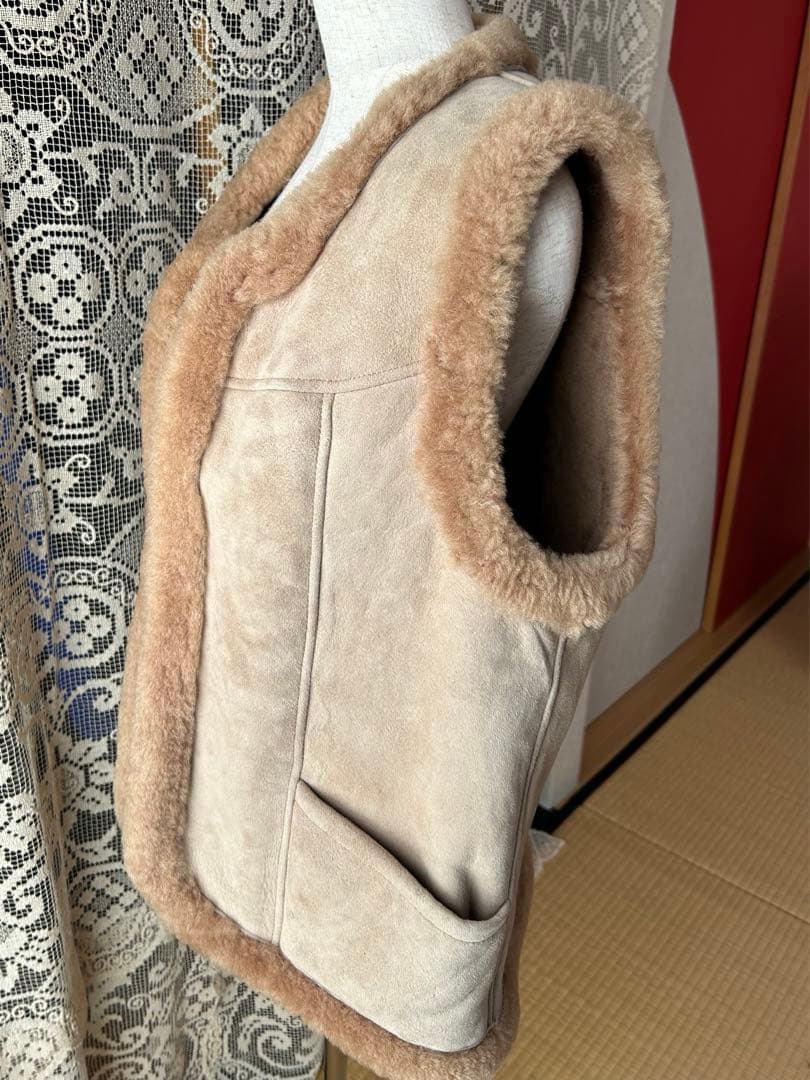 みんみんでお願いします。ベージュ ムートンベスト　銀座　GINZA Bel