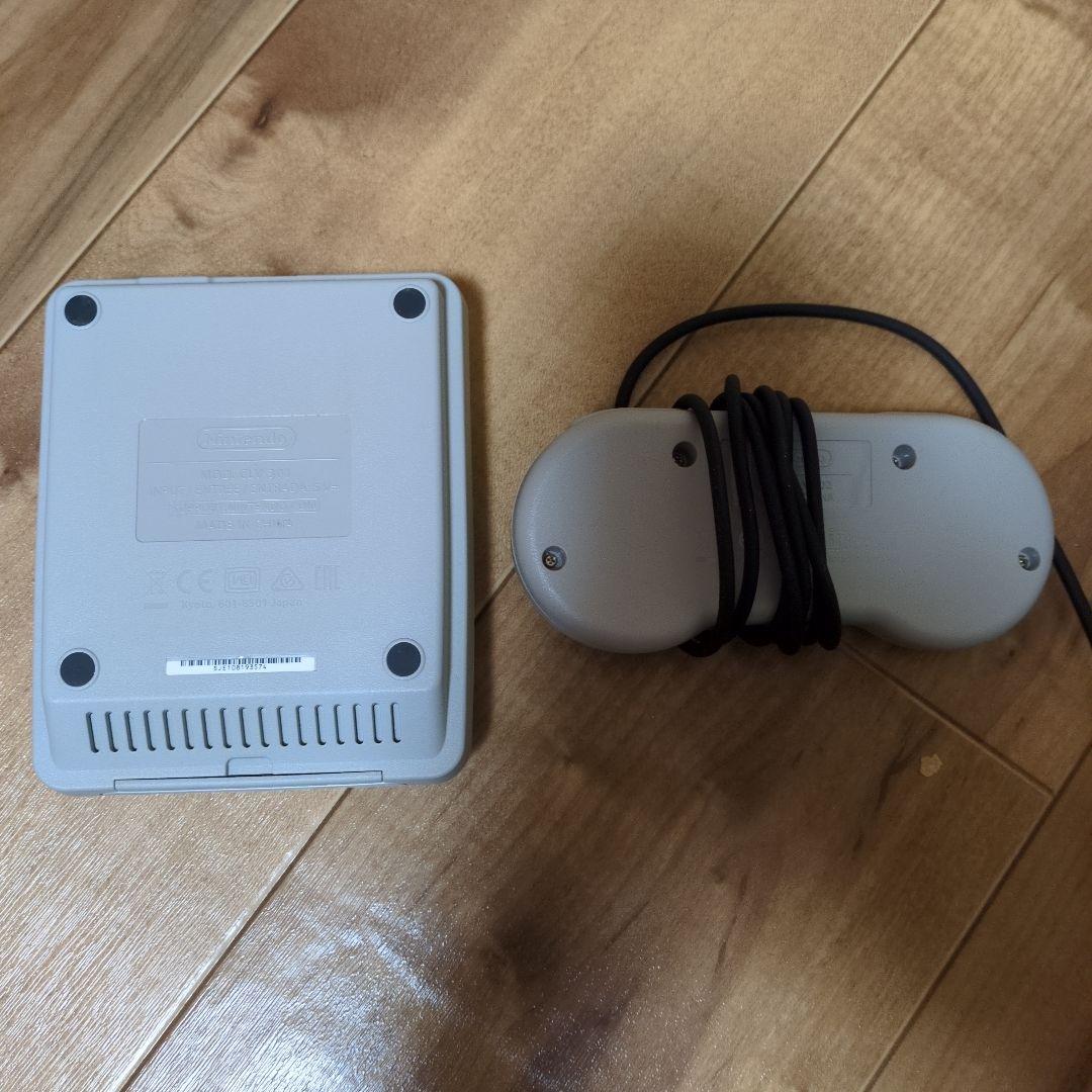 スーパーファミコンミニ 本体とコントローラー