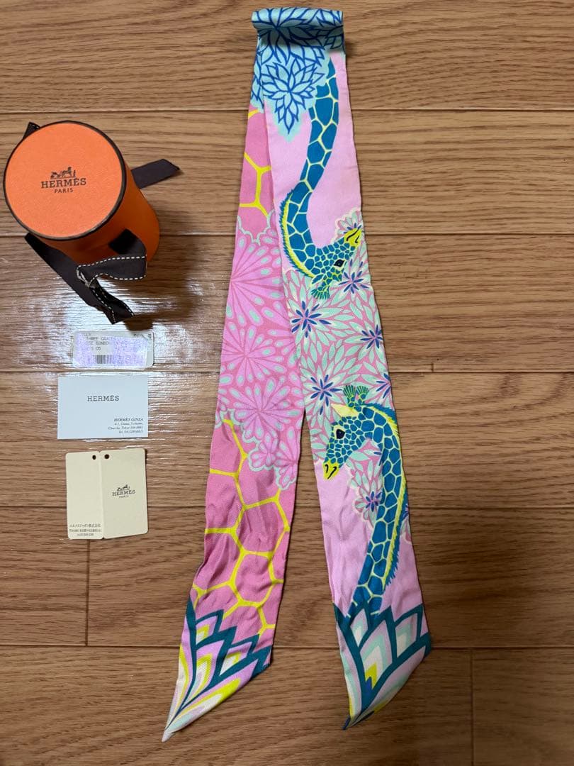 HERMES エルメス　ツイリー 三美神 きりん　ピンク系　美品