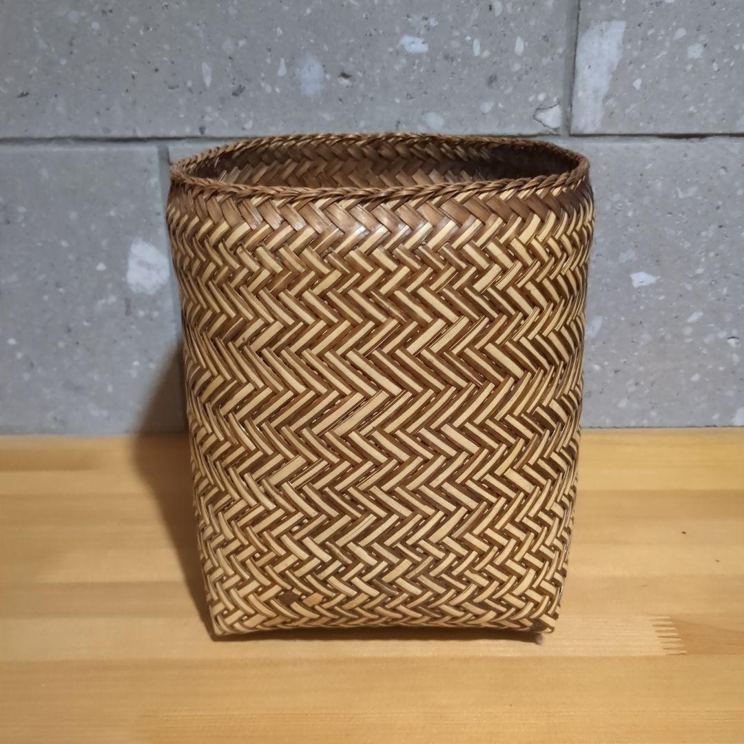 【バリ島直送・ハンドメイド】天然素材 伝統的な手編みのバスケット