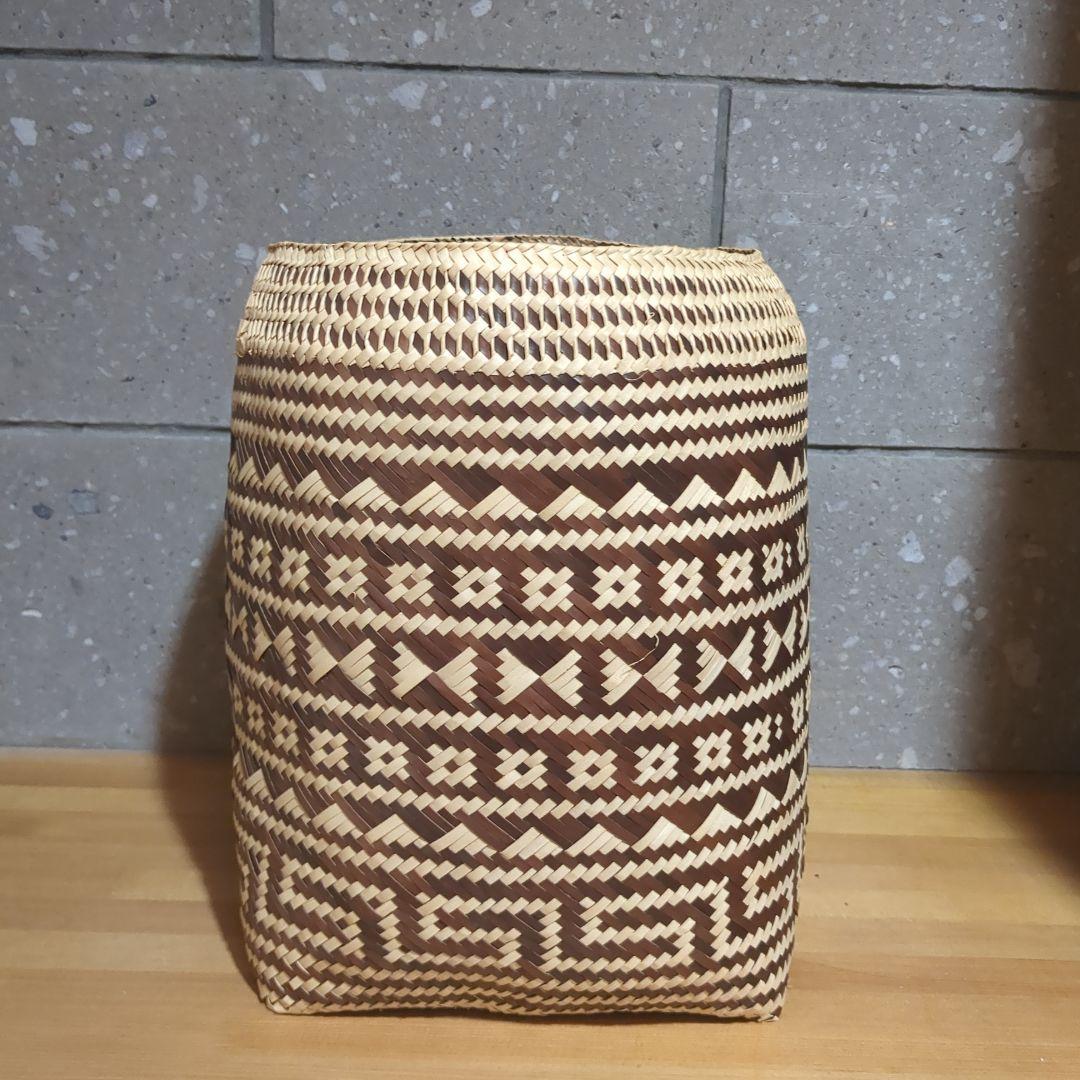 【バリ島直送・ハンドメイド】天然素材 伝統的な手編みのバスケット