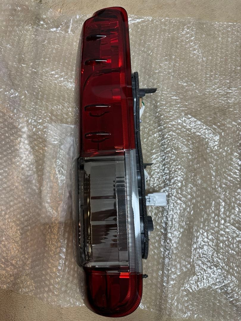 ハイエース200系スモーク塗装テールランプ　LEDバルブ付き新車外し