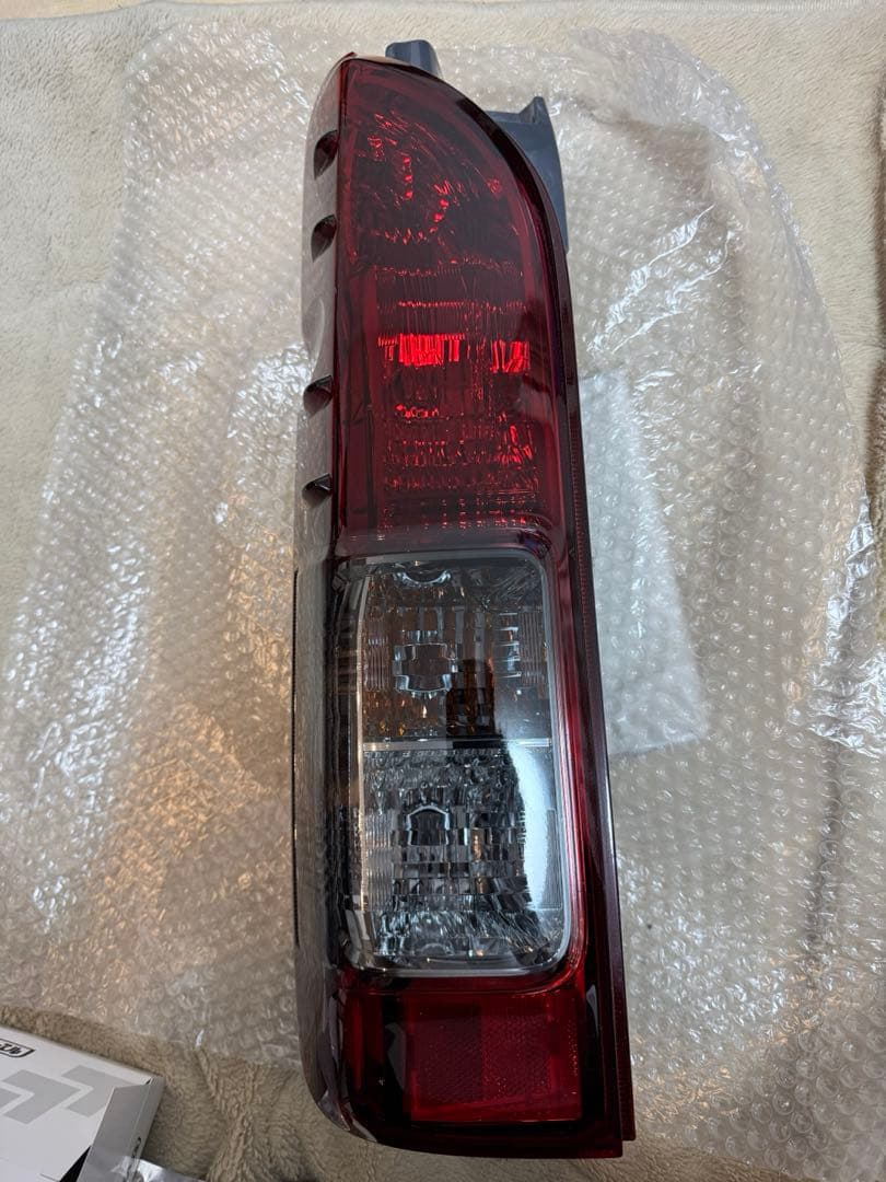ハイエース200系スモーク塗装テールランプ　LEDバルブ付き新車外し