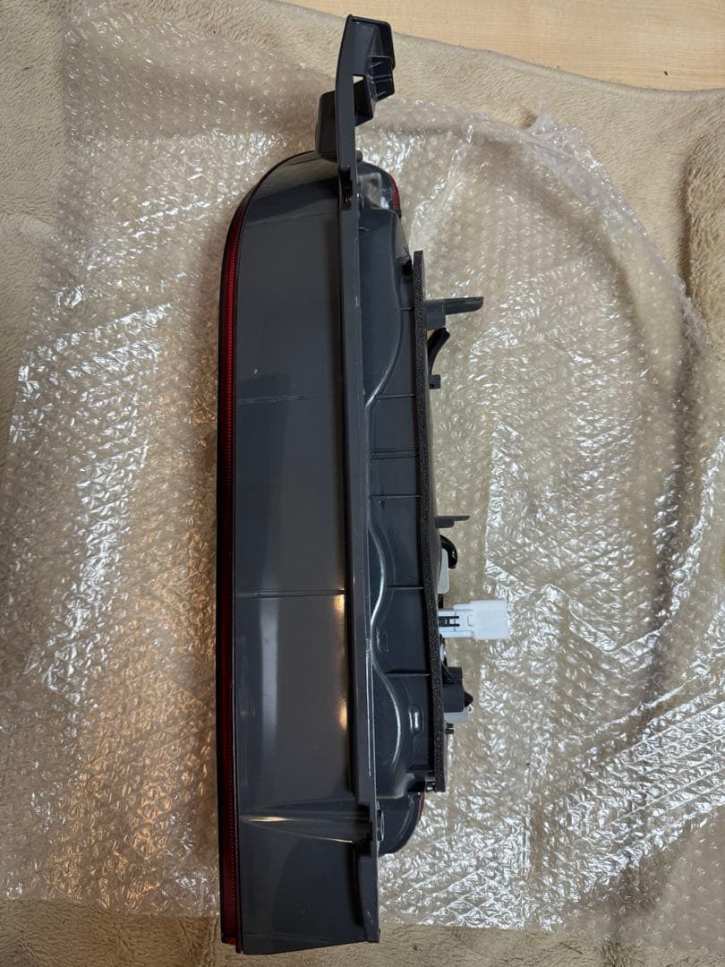 ハイエース200系スモーク塗装テールランプ　LEDバルブ付き新車外し