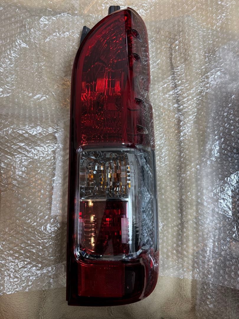 ハイエース200系スモーク塗装テールランプ　LEDバルブ付き新車外し