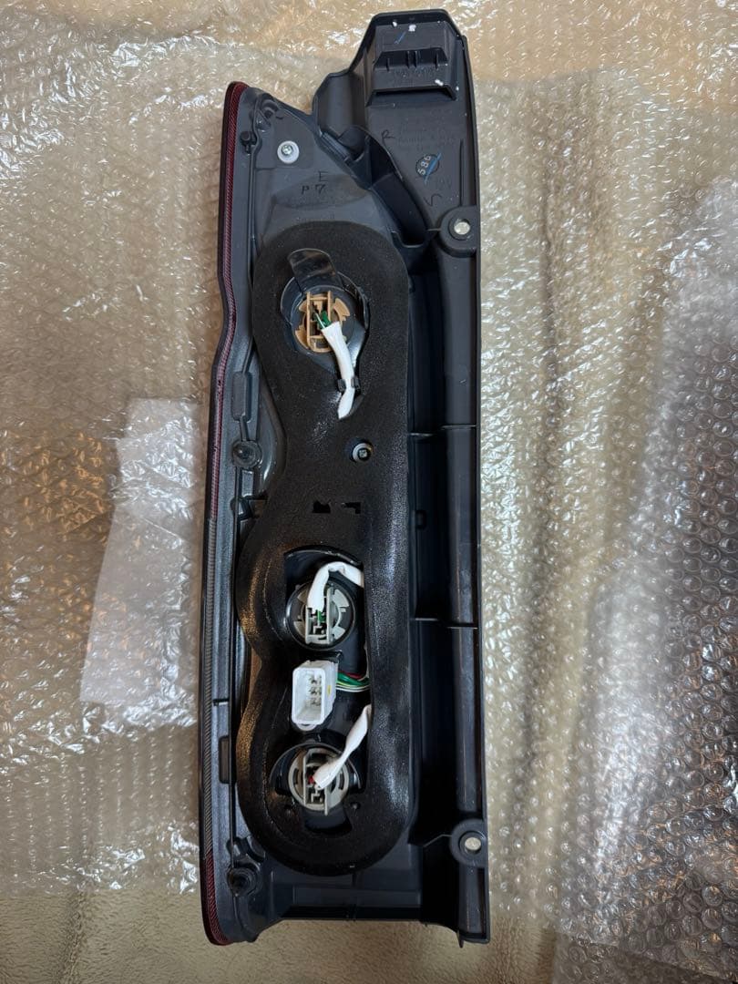 ハイエース200系スモーク塗装テールランプ　LEDバルブ付き新車外し