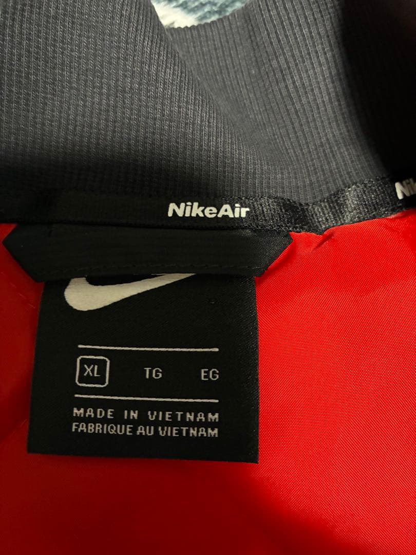 NIKE ベスト XL 中綿入り 暖かい 黒赤　ナイキ