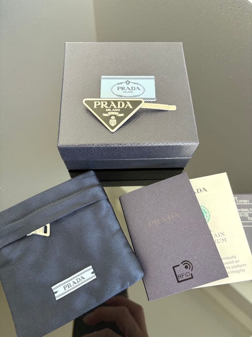 PRADA ヘアピン 黒　一本