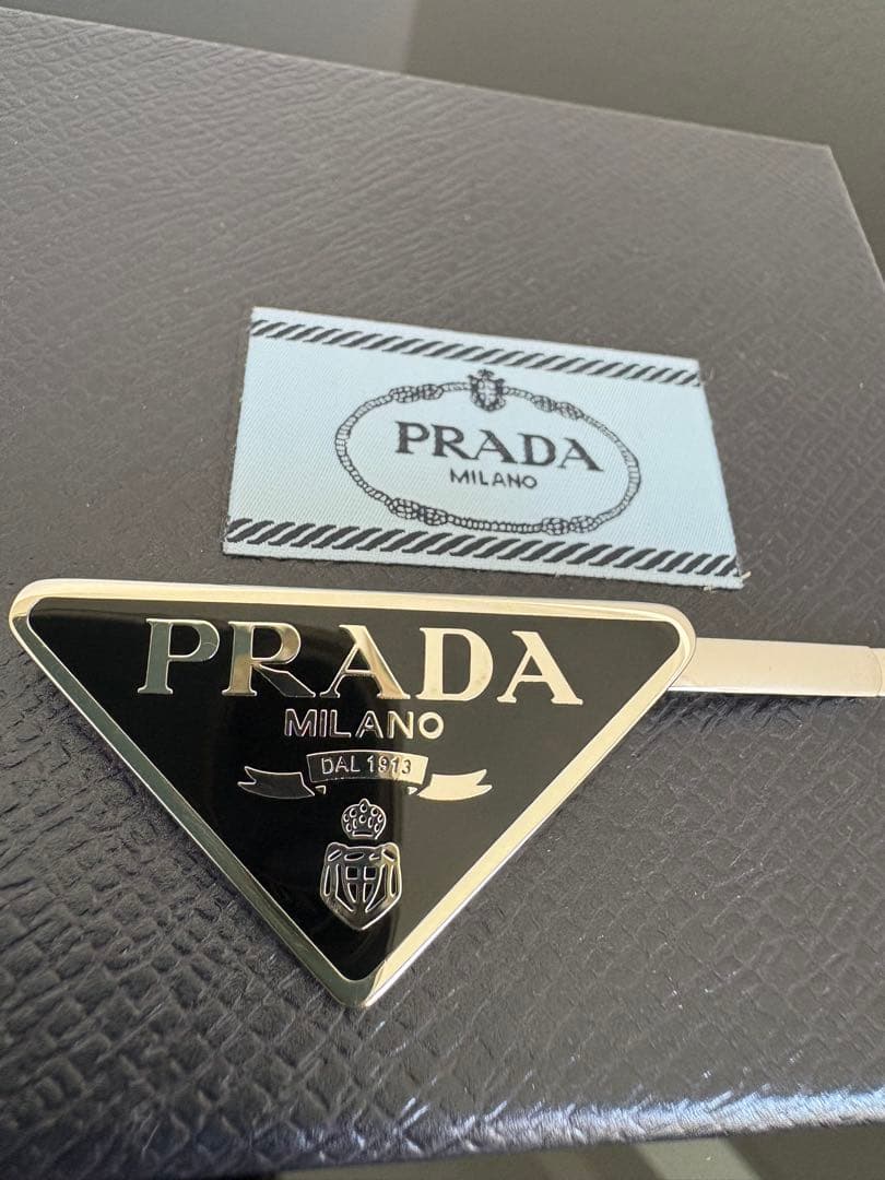 PRADA ヘアピン 黒　一本
