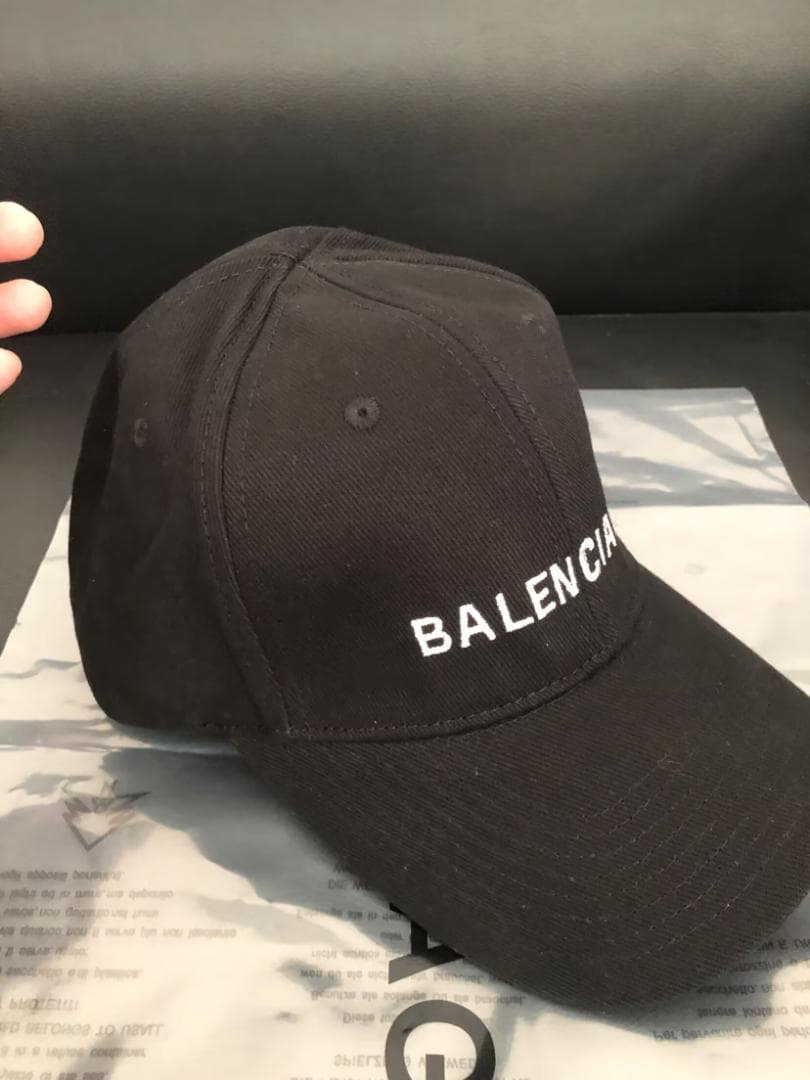 BALENCIAGA ブラックキャップ ロゴ刺繍