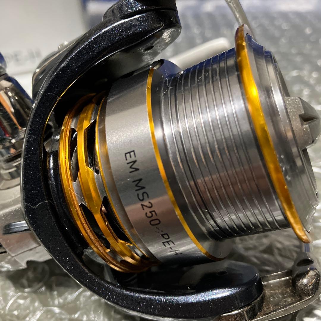 ま　DAIWA EM MS2500-PF スピニングリール