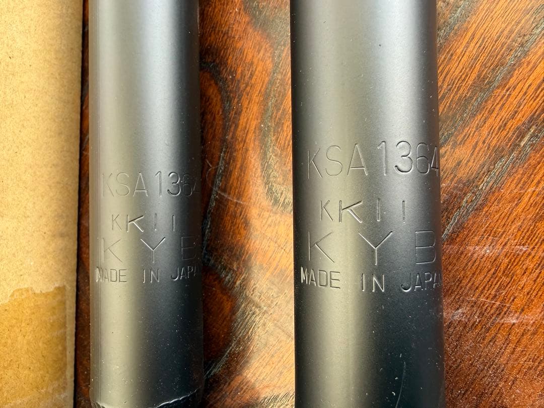KYB プレミアム　ショックアブソーバー　KSA1364 2本セット 未使用