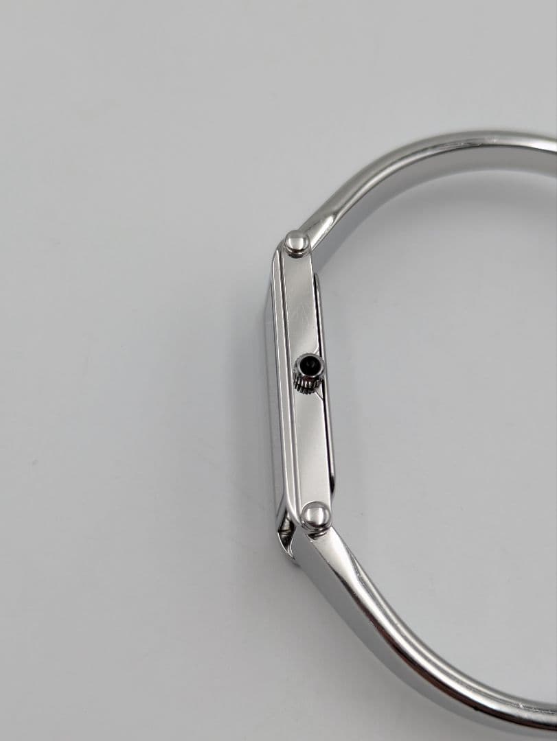 象形文字【稼働品】グッチGUCCI 1500Lバングル黒文字盤レディース