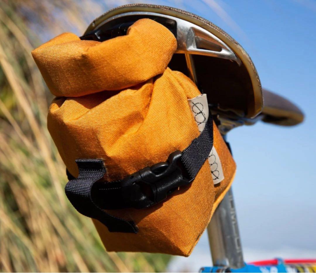 アクセサリー Outer shell roll top saddle bag marigold