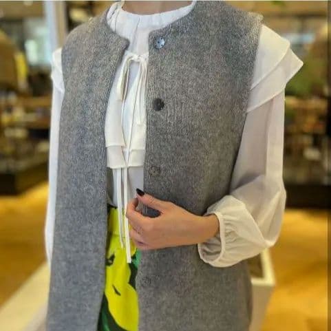 即購入OK　今季購入　美品　TOMORROWLAND グレー ニットジレ S