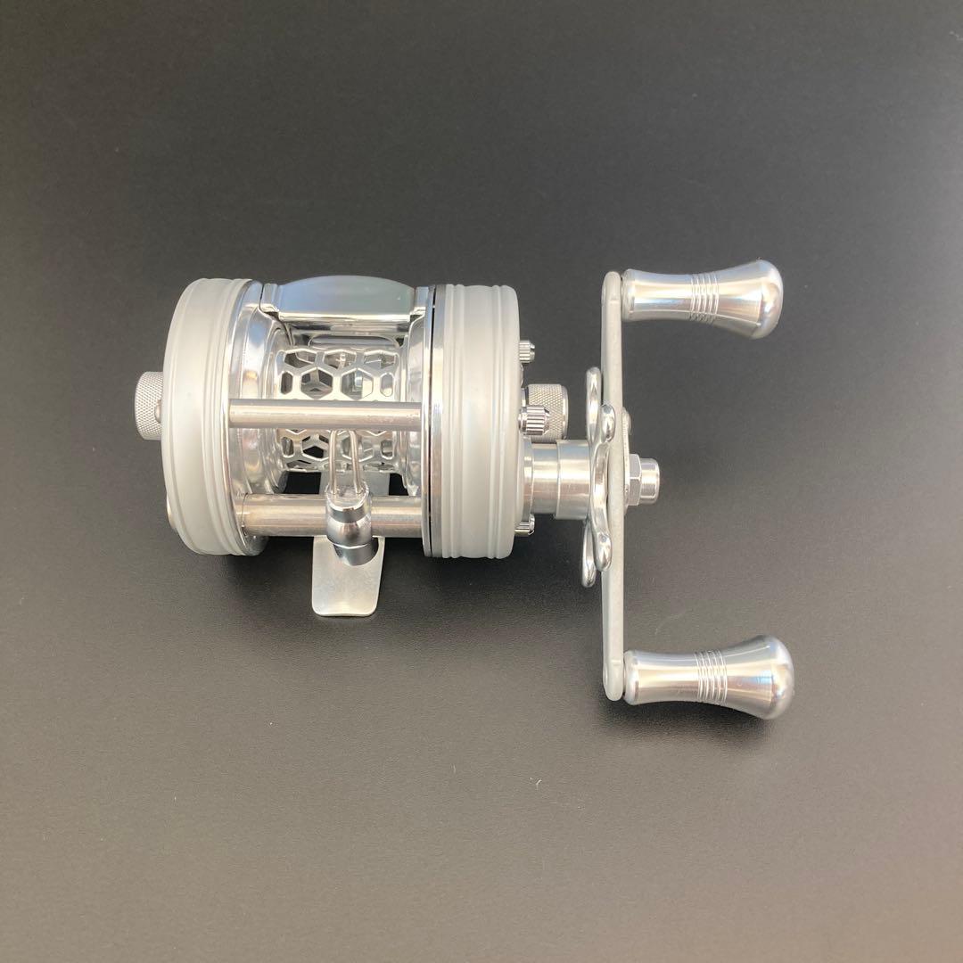 【新品】渓流ベイトリール 丸型リール トラウト用 シルバー 銀 オールドスタイル
