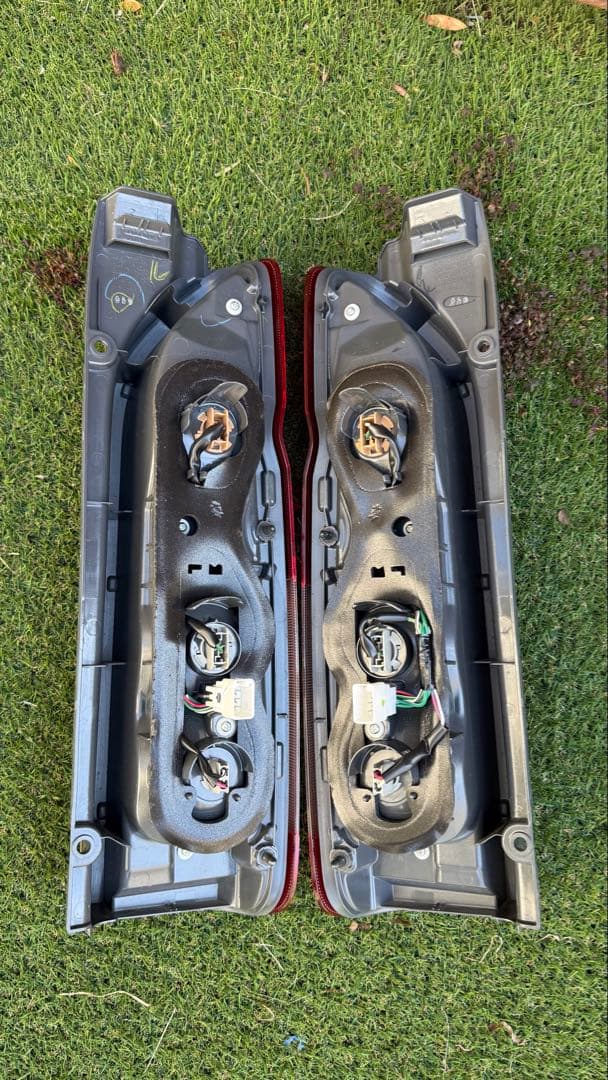 サ*ト様 トヨタ 200系ハイエース純正テールランプ左右セット