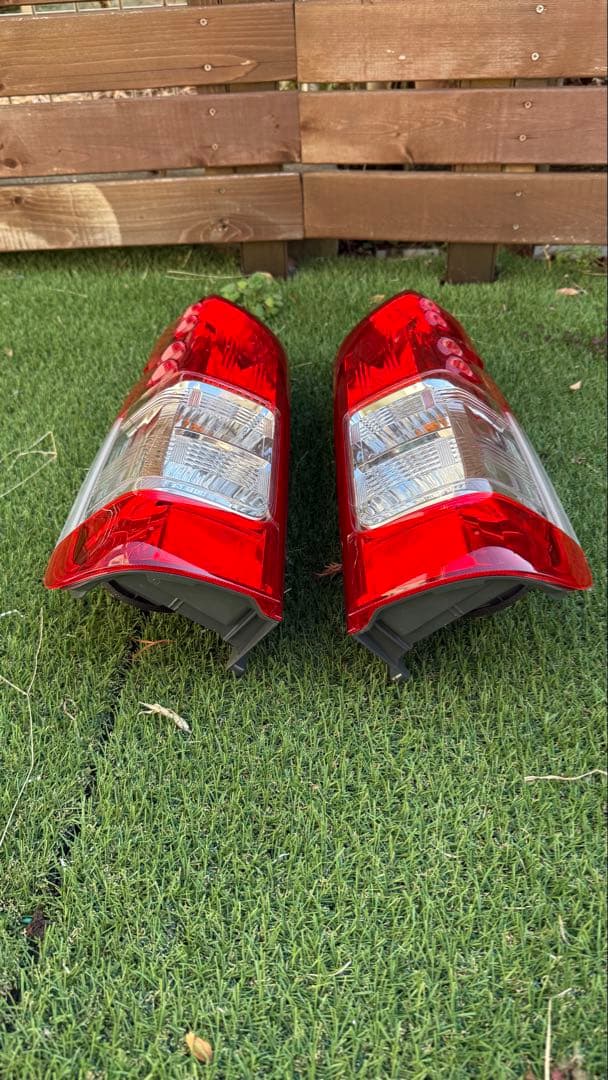 サ*ト様 トヨタ 200系ハイエース純正テールランプ左右セット