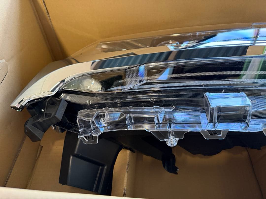 30アルファード ヘッドライト 3眼　新品