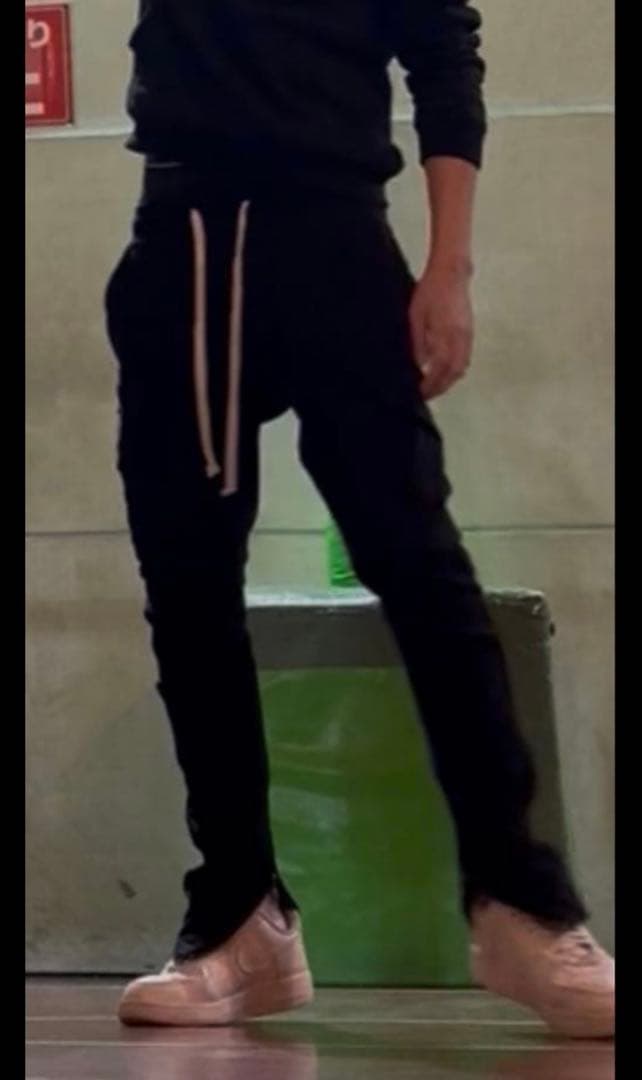 黒いカーゴパンツ スリムフィット
