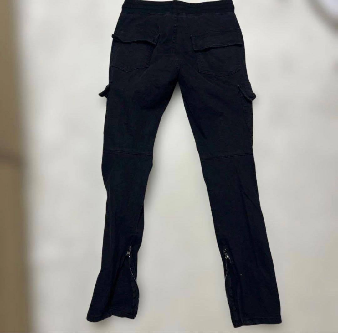 黒いカーゴパンツ スリムフィット