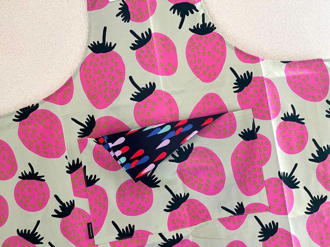 ♡新品未使用♡マリメッコ　marimekko エプロン　マンシッカ　いちご
