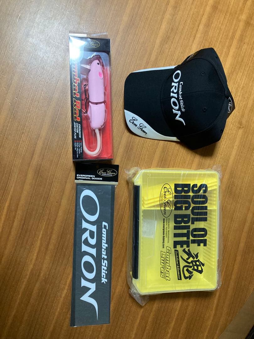 エバーグリーン コンバットORIONのルアー、キャップ、ルアーケースのセット