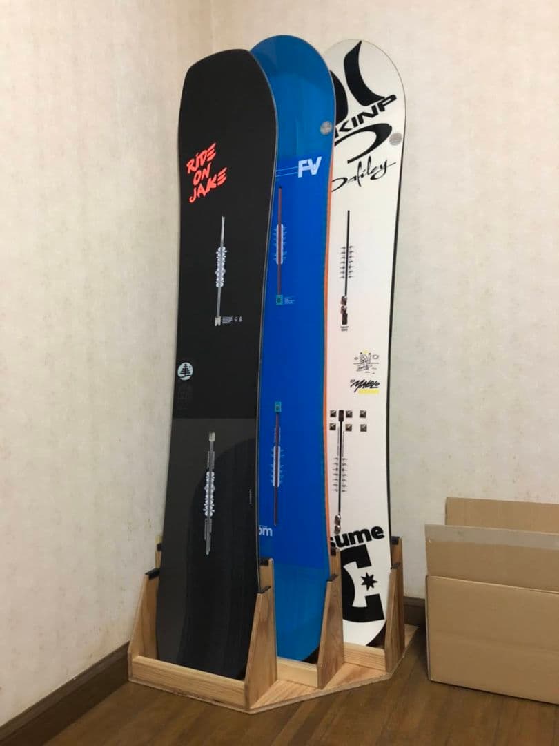 スノーボードスタンドラック　右側　３本用　カラーウォルナット　ハンドメイド