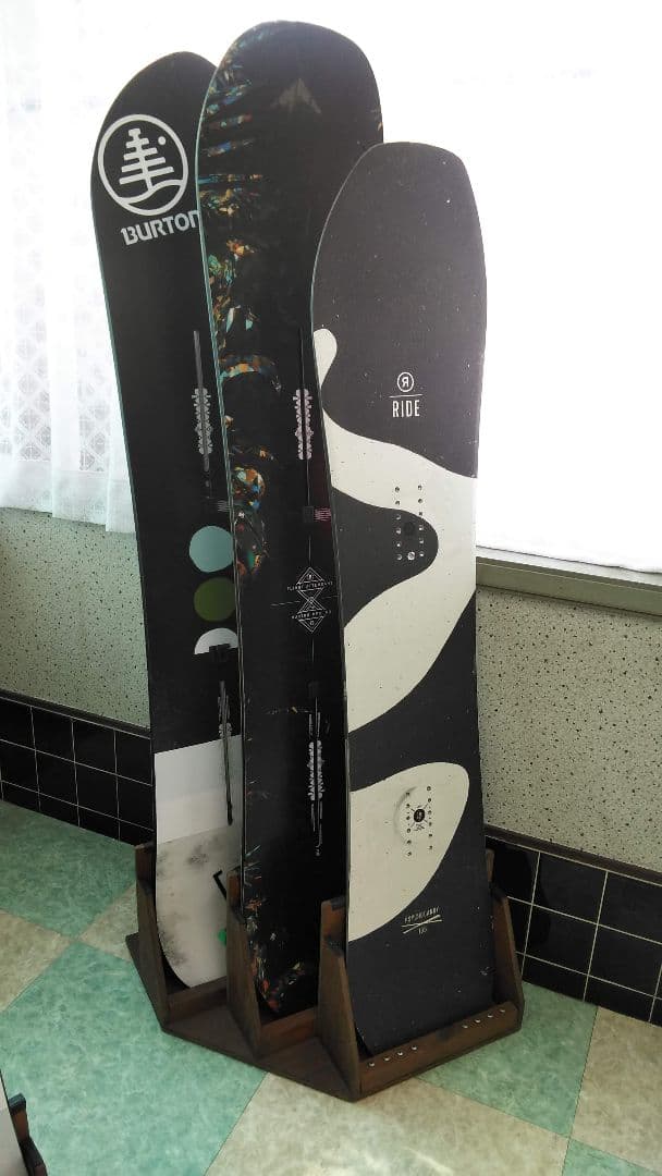 スノーボードスタンドラック　右側　３本用　カラーウォルナット　ハンドメイド