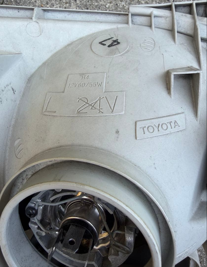 TOYOTA純正200系　ヘッドライト