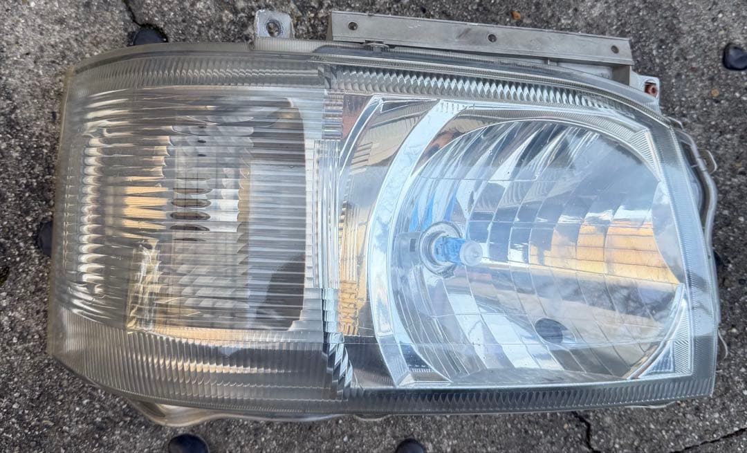TOYOTA純正200系　ヘッドライト