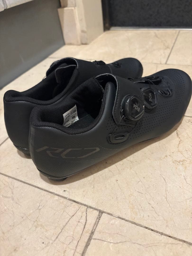 Shimano RC7ブラック 42.5ワイドタイプ26.8センチとなります。