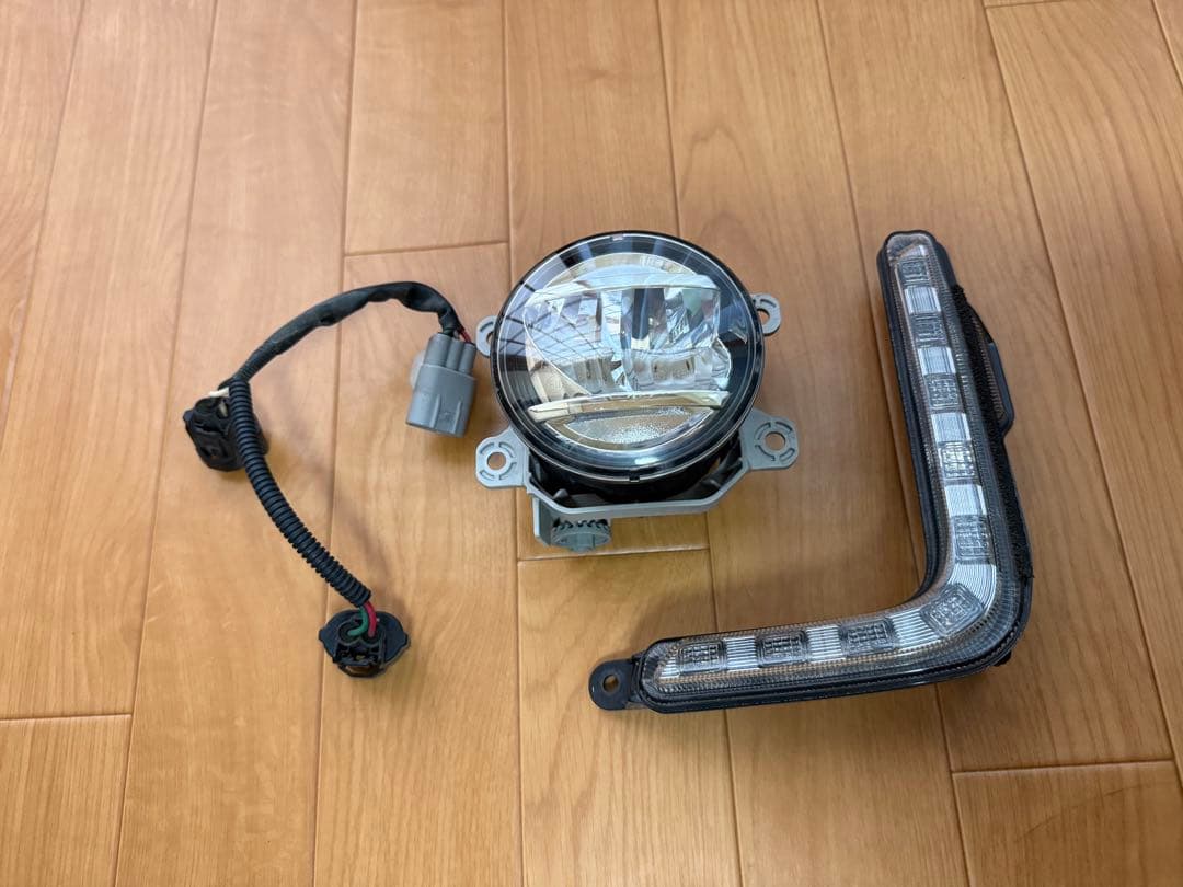 ダイハツ　LA600S タントカスタム 左フォグランプ デイライト メッキカバー