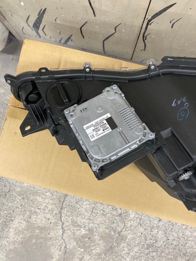 クラウンマジェスタ　210 純正ヘッドライト左