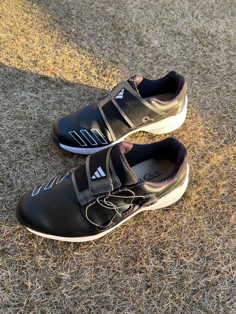 adidasブラックゴルフシューズ
