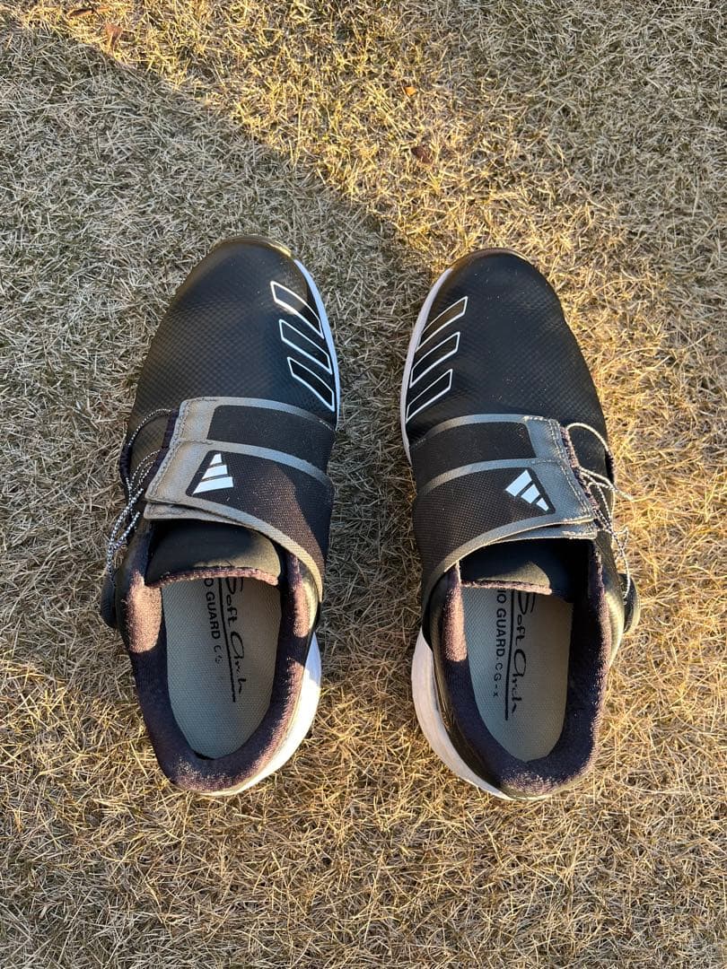 adidasブラックゴルフシューズ
