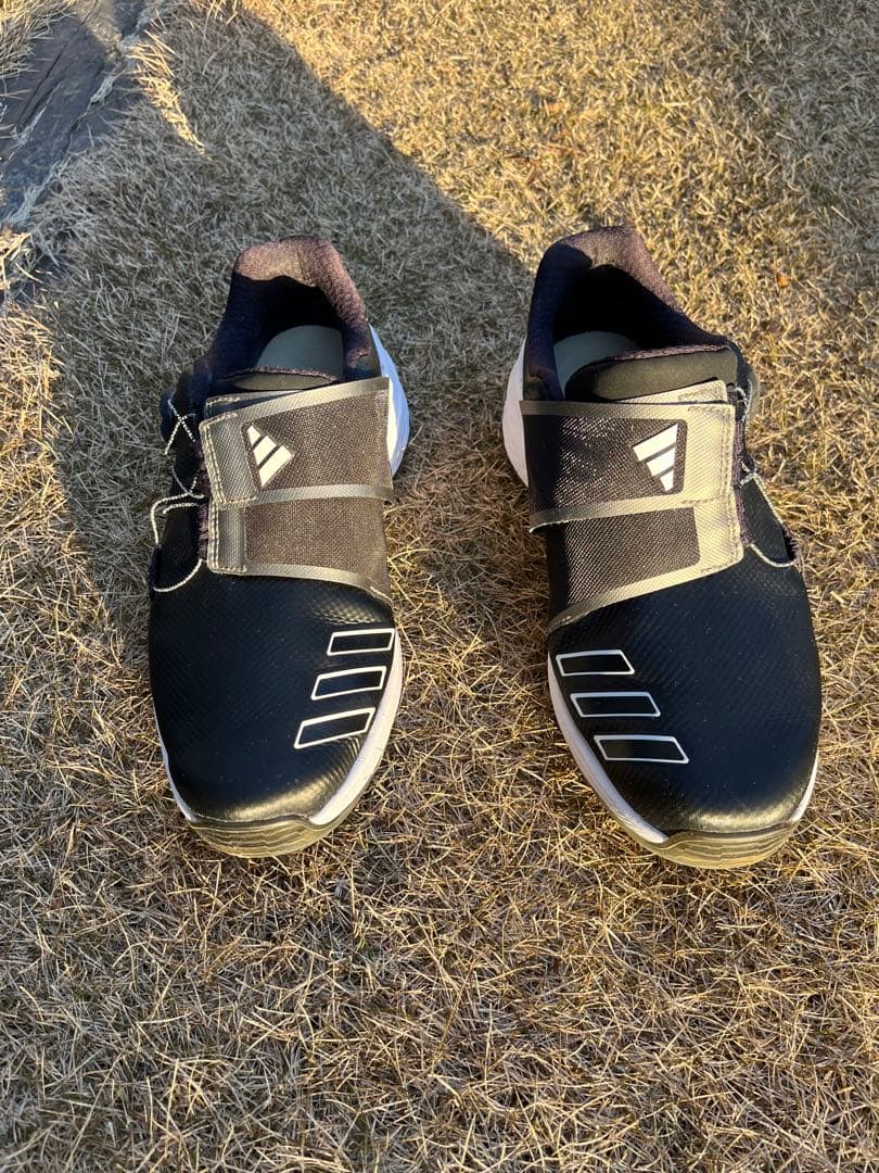adidasブラックゴルフシューズ