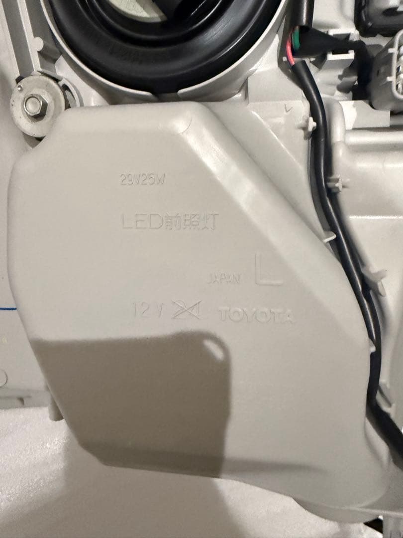 8型ハイエース　新車外し　LEDヘッドランプ