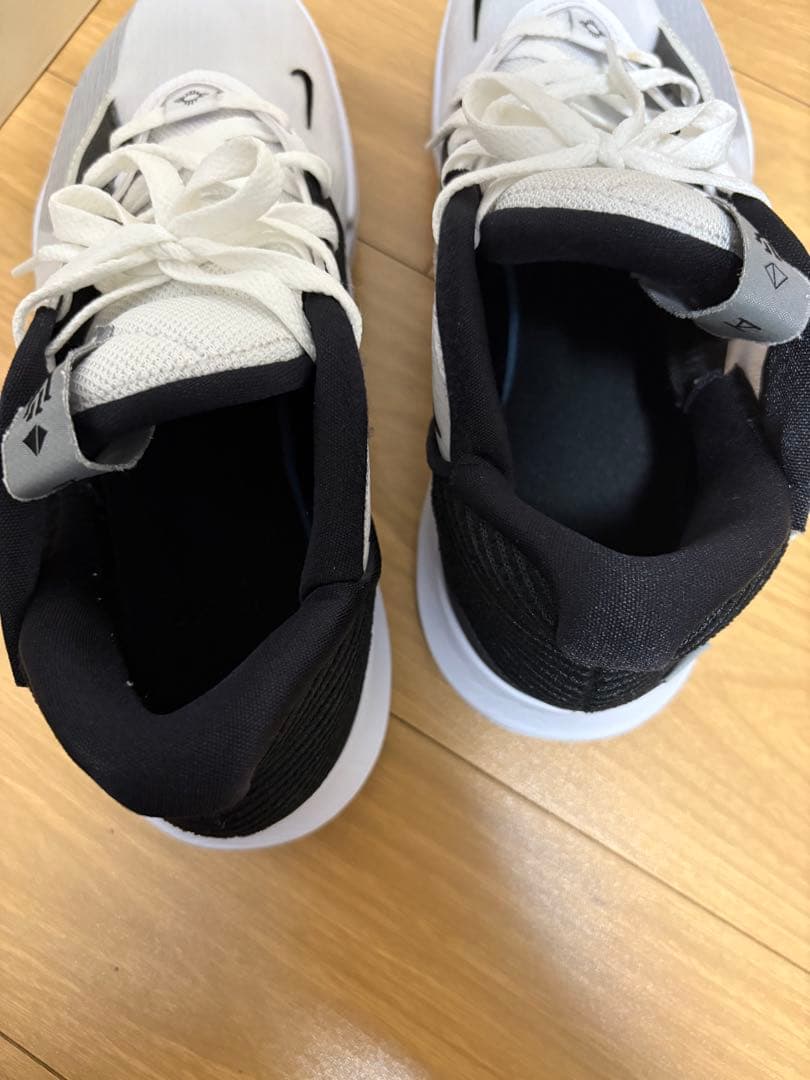ま*ん様 Nike KYRIE LOW 5 白
