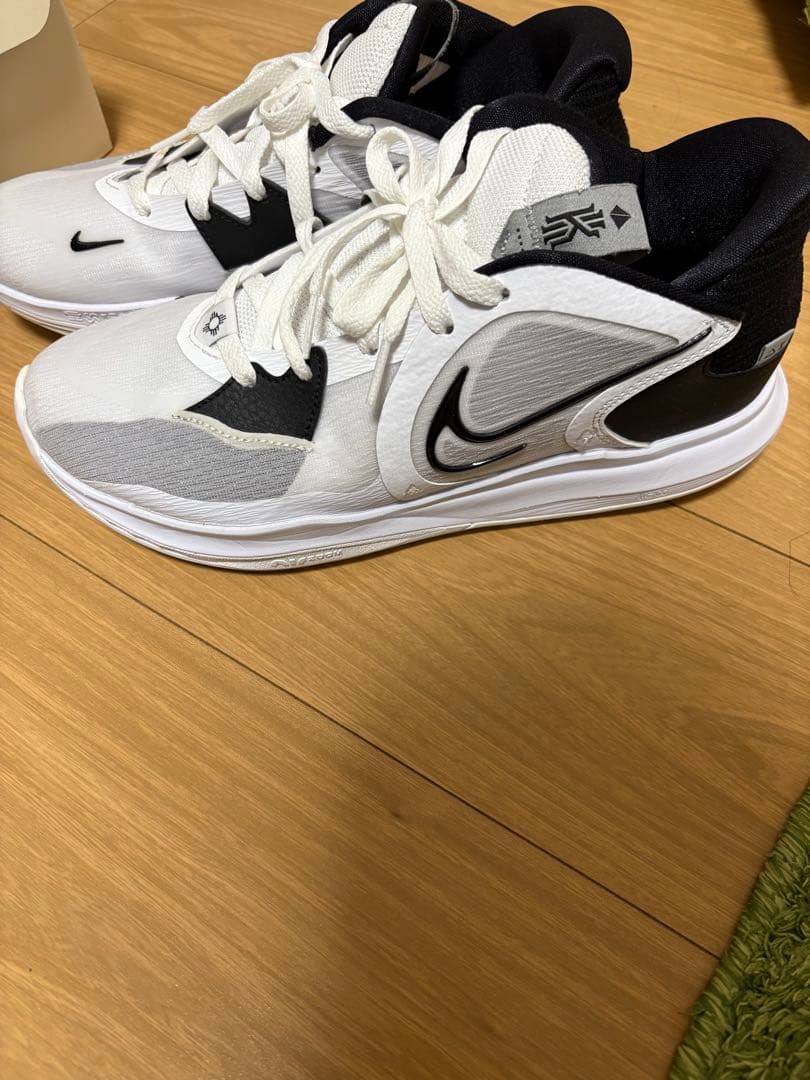 ま*ん様 Nike KYRIE LOW 5 白