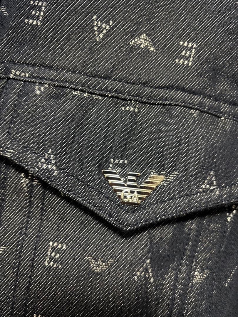 新品タグ付き EMPORIO ARMANI デニムジャケット 42 ロゴ 総柄