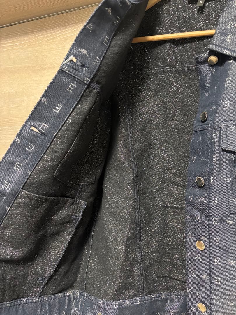 新品タグ付き EMPORIO ARMANI デニムジャケット 42 ロゴ 総柄
