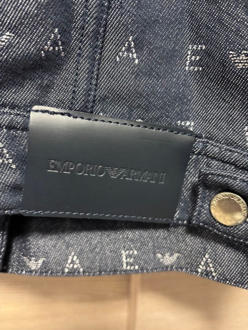 新品タグ付き EMPORIO ARMANI デニムジャケット 42 ロゴ 総柄