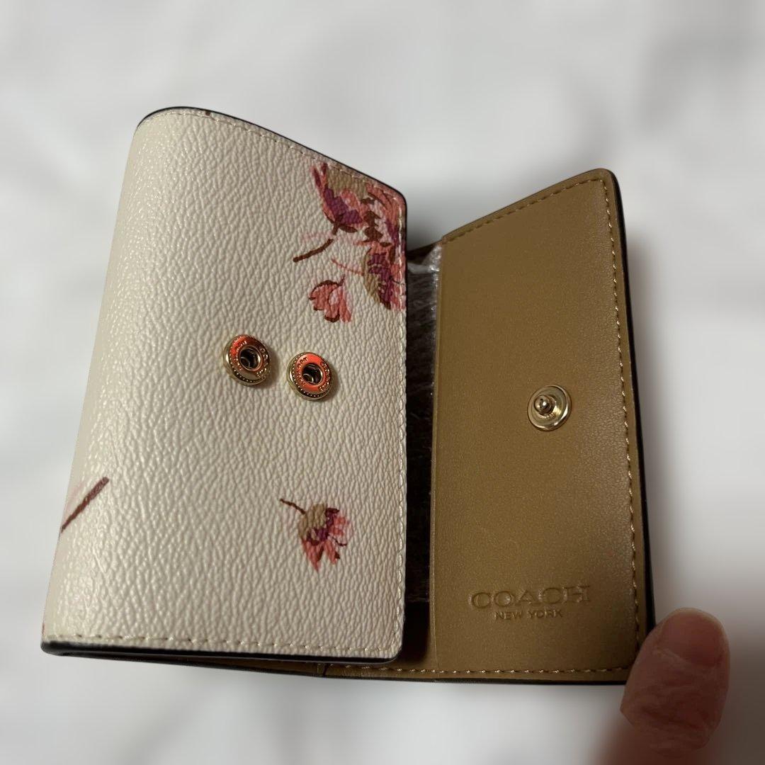 新品COACH 花柄 レザーキーケース