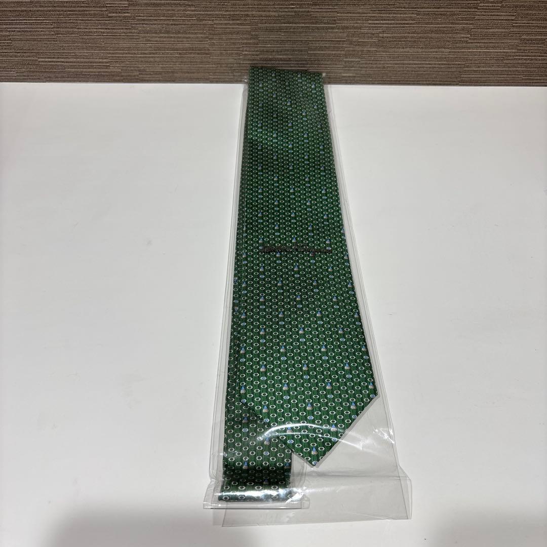 新品未使用　サルヴァトーレフェラガモ ネクタイ　箱付き