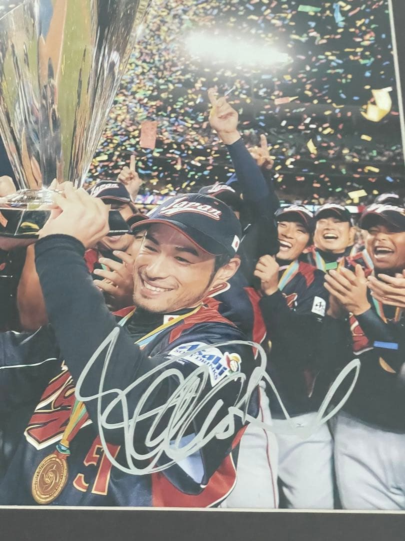 イチロー 直筆サイン入りWBC優勝トロフィー写真 額装済み
