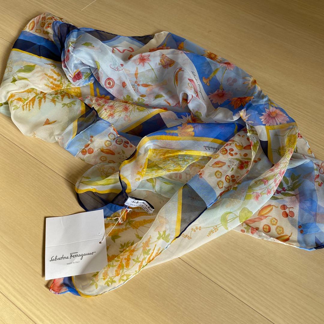 Salvatore Ferragamo シルク花柄スカーフ
